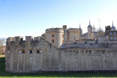 Londra Kulesi, İngiltere, Londra 'da bir ortaçağ kalesi. 