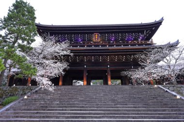 Chion-in Tapınağı, Japonya 'nın Kyoto şehrinde antik sanat ve Zen bahçesi olan büyük bir Budist tapınağı.