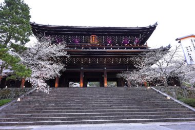 Chion-in Tapınağı, Japonya 'nın Kyoto şehrinde antik sanat ve Zen bahçesi olan büyük bir Budist tapınağı.