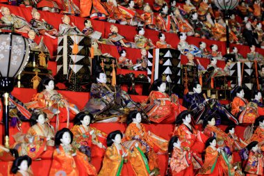 Nara Japonya 'da kiraz çiçekleri ve kiraz ağaçları arasında büyük bir Buda heykeli olan Tsubosaka-dera.