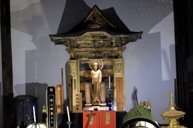 Nara Japonya 'da kiraz çiçekleri ve kiraz ağaçları arasında büyük bir Buda heykeli olan Tsubosaka-dera.