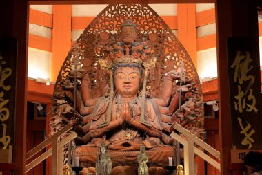 Nara Japonya 'da kiraz çiçekleri ve kiraz ağaçları arasında büyük bir Buda heykeli olan Tsubosaka-dera.