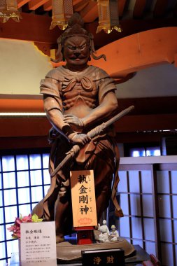 Nara Japonya 'da kiraz çiçekleri ve kiraz ağaçları arasında büyük bir Buda heykeli olan Tsubosaka-dera.