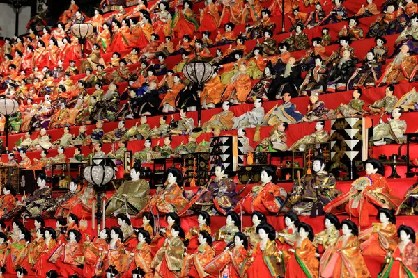 Nara Japonya 'da kiraz çiçekleri ve kiraz ağaçları arasında büyük bir Buda heykeli olan Tsubosaka-dera.