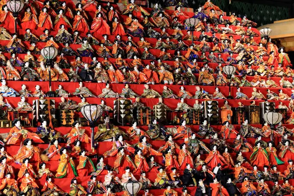Nara Japonya 'da kiraz çiçekleri ve kiraz ağaçları arasında büyük bir Buda heykeli olan Tsubosaka-dera.