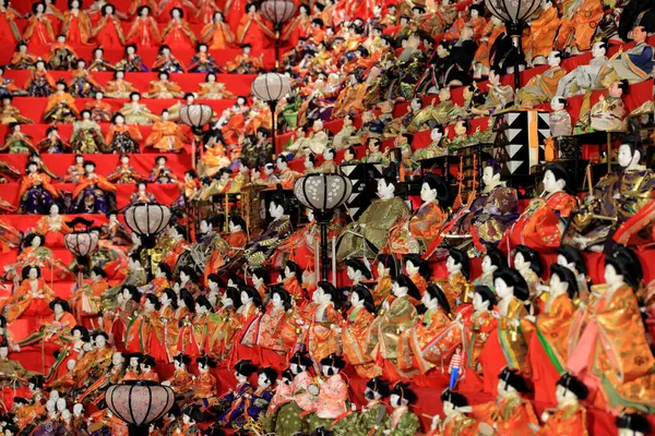 Nara Japonya 'da kiraz çiçekleri ve kiraz ağaçları arasında büyük bir Buda heykeli olan Tsubosaka-dera.