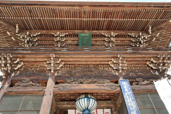 Kiraz çiçekli Hasedera Tapınağı, Japonya 'da Shingon Budizmi' nin Buzan mezhebi için bir Budist tapınağı.