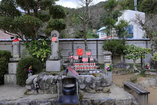 Kiraz çiçekli Hasedera Tapınağı, Japonya 'da Shingon Budizmi' nin Buzan mezhebi için bir Budist tapınağı.