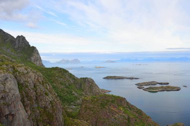 Norveç 'teki Henningsvr ve Festvagtind adalarındaki manzara.