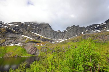 Norveç 'in Lofoten adalarındaki Nusfjord' a giderken çok güzel bir manzara.