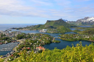 Norveç 'in Lofoten Adaları' ndaki Svolvr yakınlarındaki Sherpasti Djevelporten 'in izinden manzara