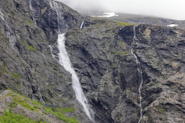 Trollstigen, Andalsnes, Norveç 'teki Trol Stigen Viewpoint yakınlarında nehir ve şelaleler