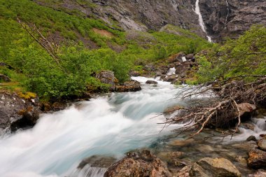 Trollstigen, Andalsnes, Norveç 'teki Trol Stigen Viewpoint yakınlarında nehir ve şelaleler
