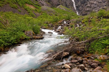 Trollstigen, Andalsnes, Norveç 'teki Trol Stigen Viewpoint yakınlarında nehir ve şelaleler