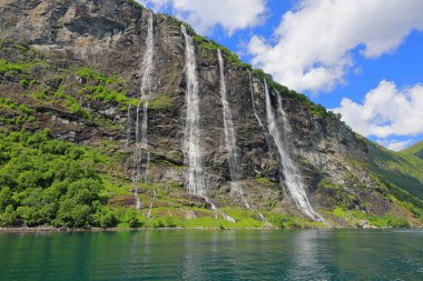 Geiranger, Norveç 'teki Geirangerfjord' da Yedi Kız Kardeş Şelalesi