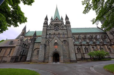 Nidaros Katedrali (Nidarosdomen), Norveç 'in Trondheim kentindeki 13. yüzyıldan kalma Gotik katedral.