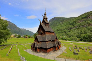 Borgund Stave Kilisesi ve ek binalar, 1180 civarında inşa edilmiş ve Norveç, Borgund 'da yer alıyor..