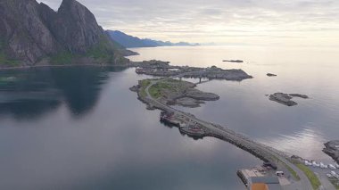 Norveç 'in Lofoten adalarında Reine yakınlarındaki Hamnoy' da balıkçı köyü