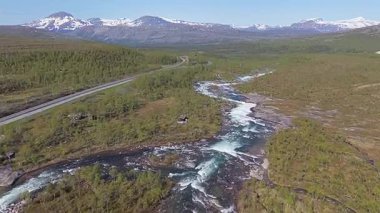 Hengebro Luonosjahka 'da Saltfjellveien, Storforshei, Norveç' teki Arktik Daire Merkezi yakınlarında manzara