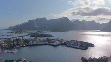 Norveç 'in Lofoten adalarındaki Reine' deki balıkçı köyü.