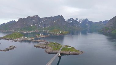 Norveç 'in Lofoten adalarındaki Reine' deki balıkçı köyü.