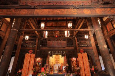 Lukang Lung-Shan Tapınağı, Lukang, Changhuay, Tayvan 'da Ming & Qing dönemlerinde inşa edilen bir Budist tapınağı. 