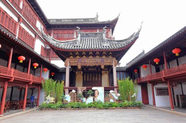 Yu Garden (Yuyuan), 1577 yılında Şangay 'da birçok pavyon, gölet, köprü ve geleneksel binalarla inşa edilmiş bir bahçe. 