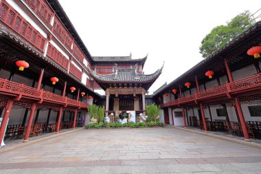 Yu Garden (Yuyuan), 1577 yılında Şangay 'da birçok pavyon, gölet, köprü ve geleneksel binalarla inşa edilmiş bir bahçe. 