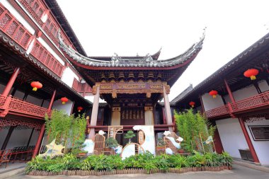Yu Garden (Yuyuan), 1577 yılında Şangay 'da birçok pavyon, gölet, köprü ve geleneksel binalarla inşa edilmiş bir bahçe. 