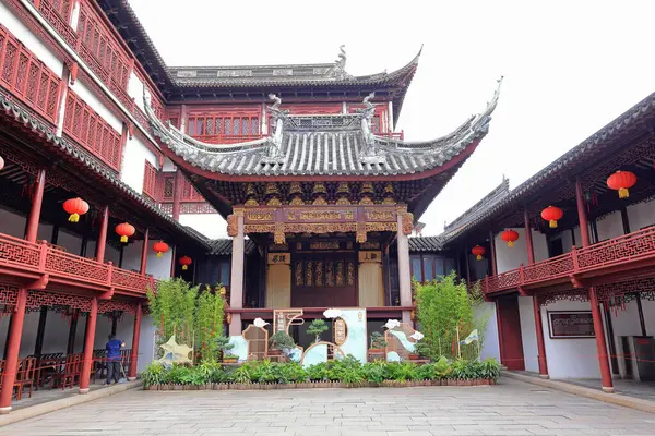 Yu Garden (Yuyuan), 1577 yılında Şangay 'da birçok pavyon, gölet, köprü ve geleneksel binalarla inşa edilmiş bir bahçe. 