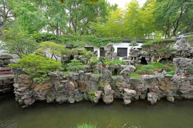 Yu Garden (Yuyuan), 1577 yılında Şangay 'da birçok pavyon, gölet, köprü ve geleneksel binalarla inşa edilmiş bir bahçe. 