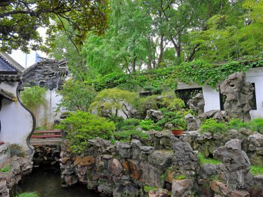 Yu Garden (Yuyuan), 1577 yılında Şangay 'da birçok pavyon, gölet, köprü ve geleneksel binalarla inşa edilmiş bir bahçe. 
