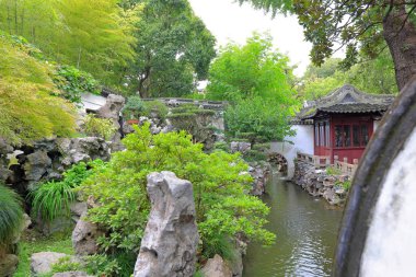 Yu Garden (Yuyuan), 1577 yılında Şangay 'da birçok pavyon, gölet, köprü ve geleneksel binalarla inşa edilmiş bir bahçe. 