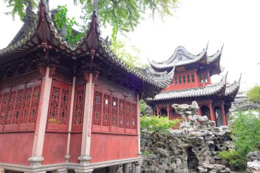 Yu Garden (Yuyuan), 1577 yılında Şangay 'da birçok pavyon, gölet, köprü ve geleneksel binalarla inşa edilmiş bir bahçe. 