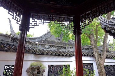 Yu Garden (Yuyuan), 1577 yılında Şangay 'da birçok pavyon, gölet, köprü ve geleneksel binalarla inşa edilmiş bir bahçe. 