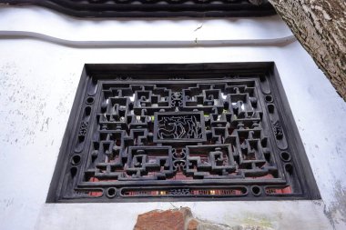 Yu Garden (Yuyuan), 1577 yılında Şangay 'da birçok pavyon, gölet, köprü ve geleneksel binalarla inşa edilmiş bir bahçe. 