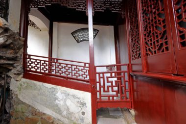 Yu Garden (Yuyuan), 1577 yılında Şangay 'da birçok pavyon, gölet, köprü ve geleneksel binalarla inşa edilmiş bir bahçe. 