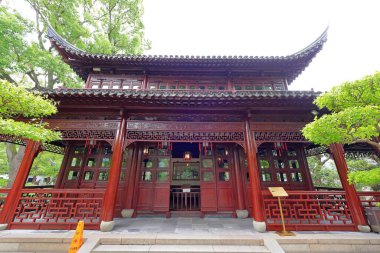 Yu Garden (Yuyuan), 1577 yılında Şangay 'da birçok pavyon, gölet, köprü ve geleneksel binalarla inşa edilmiş bir bahçe. 
