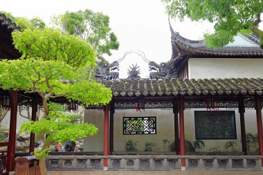 Yu Garden (Yuyuan), 1577 yılında Şangay 'da birçok pavyon, gölet, köprü ve geleneksel binalarla inşa edilmiş bir bahçe. 