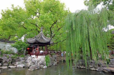 Yu Garden (Yuyuan), 1577 yılında Şangay 'da birçok pavyon, gölet, köprü ve geleneksel binalarla inşa edilmiş bir bahçe. 