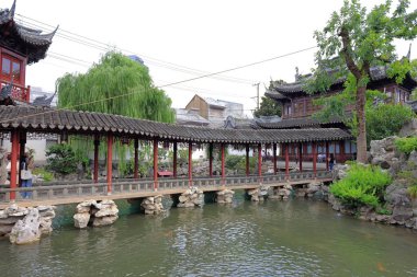 Yu Garden (Yuyuan), 1577 yılında Şangay 'da birçok pavyon, gölet, köprü ve geleneksel binalarla inşa edilmiş bir bahçe. 