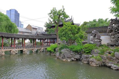Yu Garden (Yuyuan), 1577 yılında Şangay 'da birçok pavyon, gölet, köprü ve geleneksel binalarla inşa edilmiş bir bahçe. 