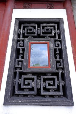 Yu Garden (Yuyuan), 1577 yılında Şangay 'da birçok pavyon, gölet, köprü ve geleneksel binalarla inşa edilmiş bir bahçe. 