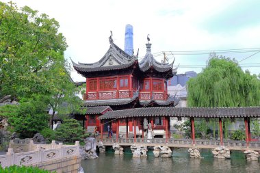 Yu Garden (Yuyuan), 1577 yılında Şangay 'da birçok pavyon, gölet, köprü ve geleneksel binalarla inşa edilmiş bir bahçe. 