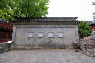 Yu Garden (Yuyuan), 1577 yılında Şangay 'da birçok pavyon, gölet, köprü ve geleneksel binalarla inşa edilmiş bir bahçe. 