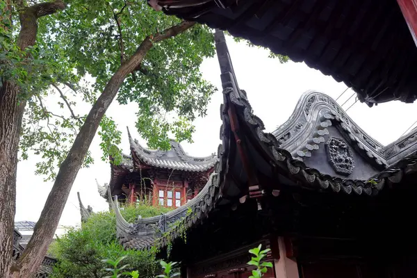 Yu Garden (Yuyuan), 1577 yılında Şangay 'da birçok pavyon, gölet, köprü ve geleneksel binalarla inşa edilmiş bir bahçe. 