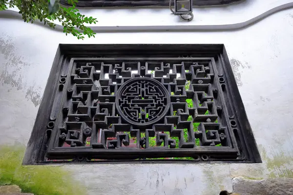 Yu Garden (Yuyuan), 1577 yılında Şangay 'da birçok pavyon, gölet, köprü ve geleneksel binalarla inşa edilmiş bir bahçe. 