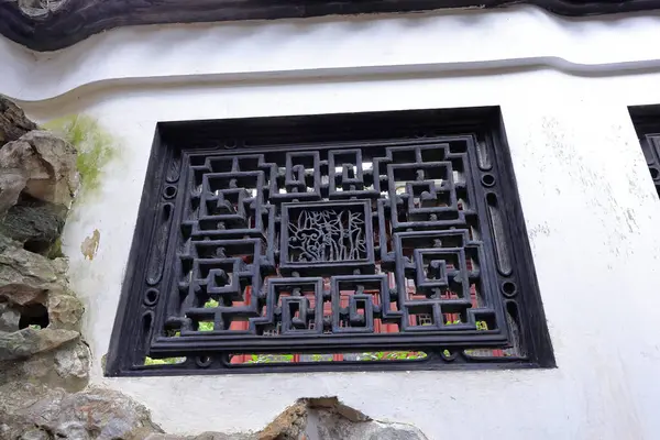 Yu Garden (Yuyuan), 1577 yılında Şangay 'da birçok pavyon, gölet, köprü ve geleneksel binalarla inşa edilmiş bir bahçe. 