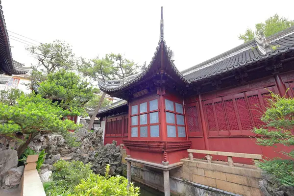 Yu Garden (Yuyuan), 1577 yılında Şangay 'da birçok pavyon, gölet, köprü ve geleneksel binalarla inşa edilmiş bir bahçe. 