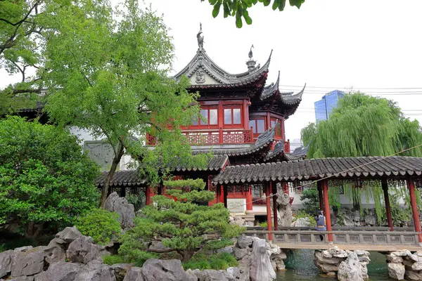 Yu Garden (Yuyuan), 1577 yılında Şangay 'da birçok pavyon, gölet, köprü ve geleneksel binalarla inşa edilmiş bir bahçe. 